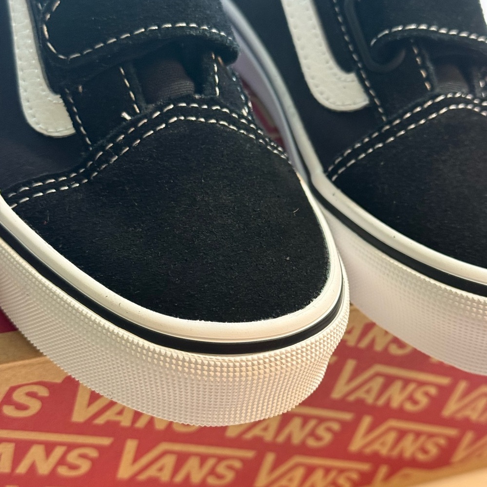 New Little Kids Old Skool V Shoe. Black & White. Size 2. - Picture 10 of 15